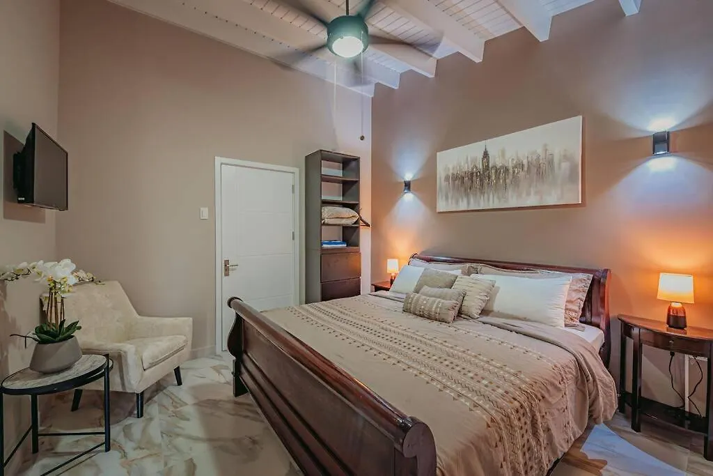 New! Villa De Leon, Suitable For 14 Persons. 5 Bedrooms, 5 Bathrooms Palm Beach Apartment
