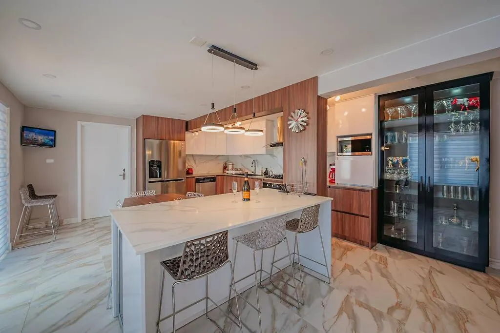New! Villa De Leon, Suitable For 14 Persons. 5 Bedrooms, 5 Bathrooms Palm Beach