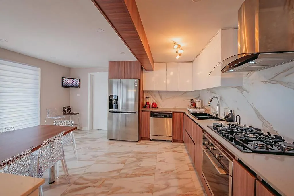 New! Villa De Leon, Suitable For 14 Persons. 5 Bedrooms, 5 Bathrooms Palm Beach Apartment