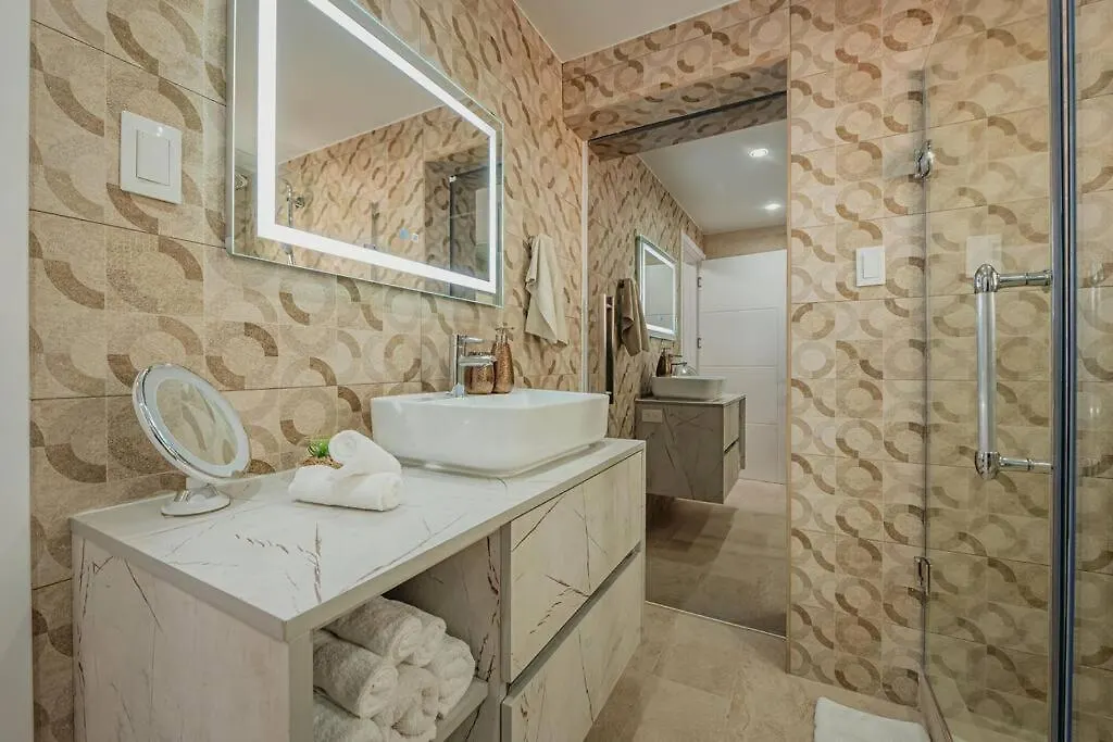 Apartment New! Villa De Leon, Suitable For 14 Persons. 5 Bedrooms, 5 Bathrooms Palm Beach Aruba