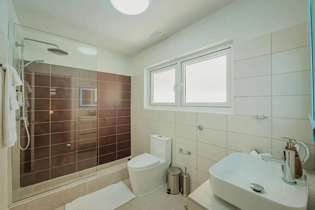 Apartment New! Villa De Leon, Suitable For 14 Persons. 5 Bedrooms, 5 Bathrooms Palm Beach
